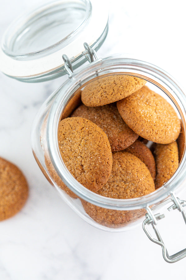 Glass jar filled with ginger koekies