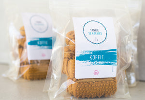 Koffie koekies in branded packaging - close-up