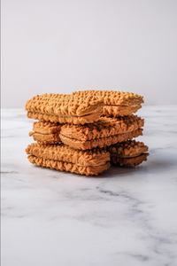 Koffie koekies in a Jenga-like stack