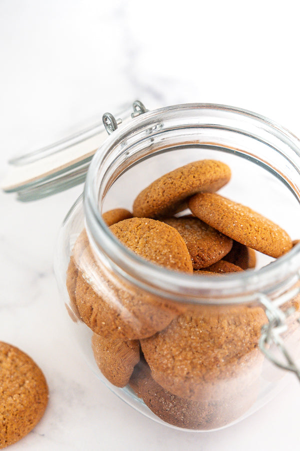 Clear jar filled with ginger koekies